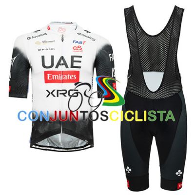 Equipación ciclismo corta UAE 2025